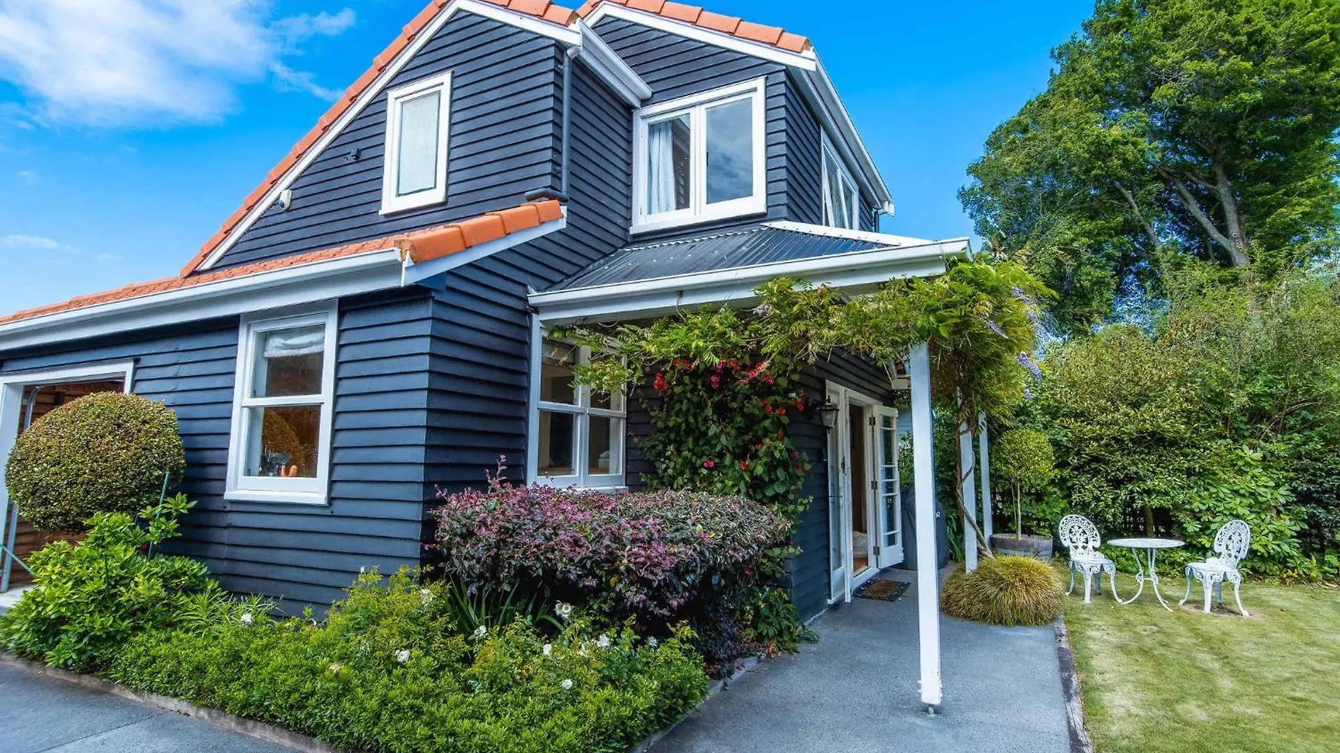 Black Cottage - Beautiful Central Cottage For Two Rotorua