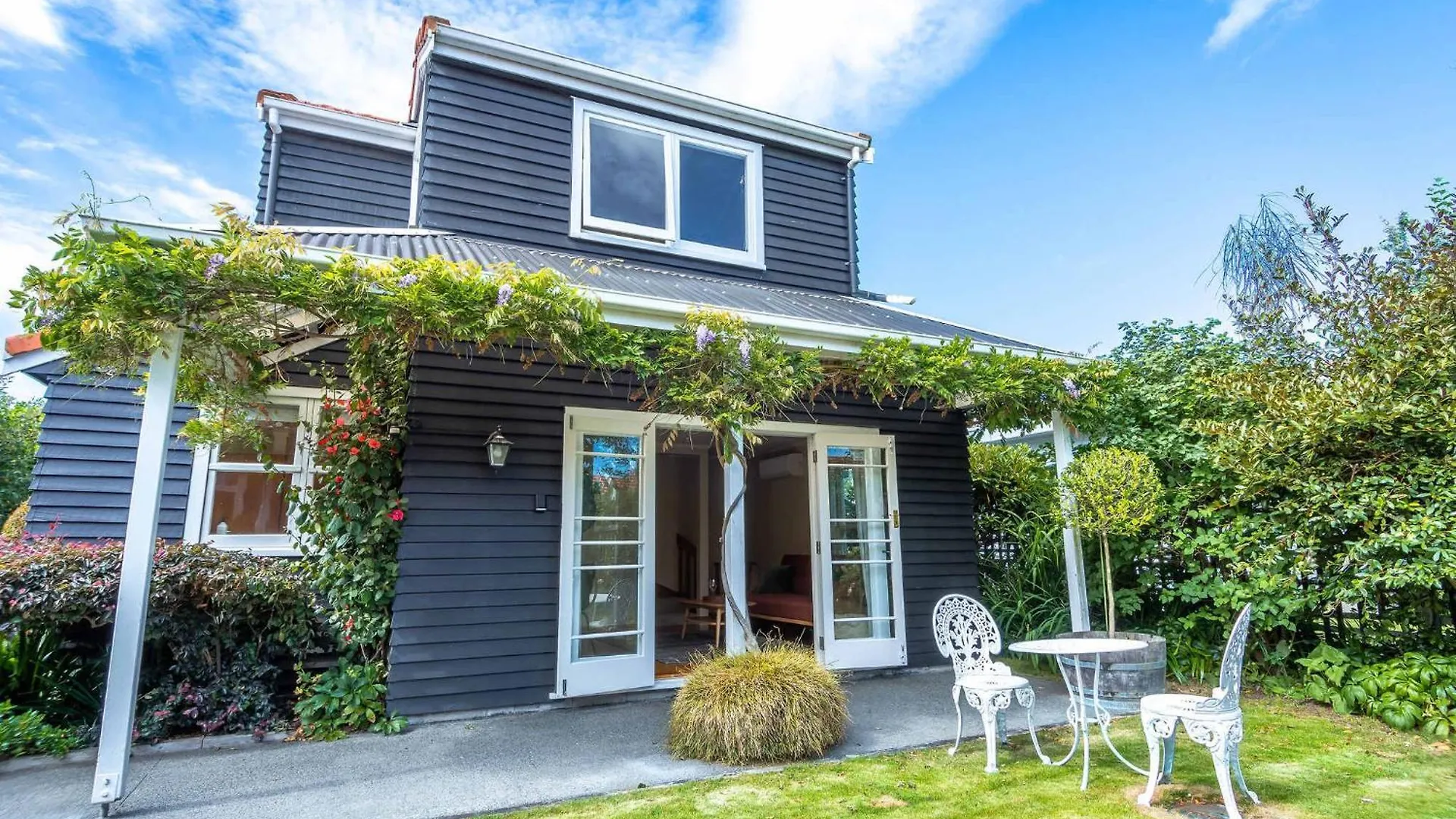 Black Cottage - Beautiful Central Cottage For Two Rotorua